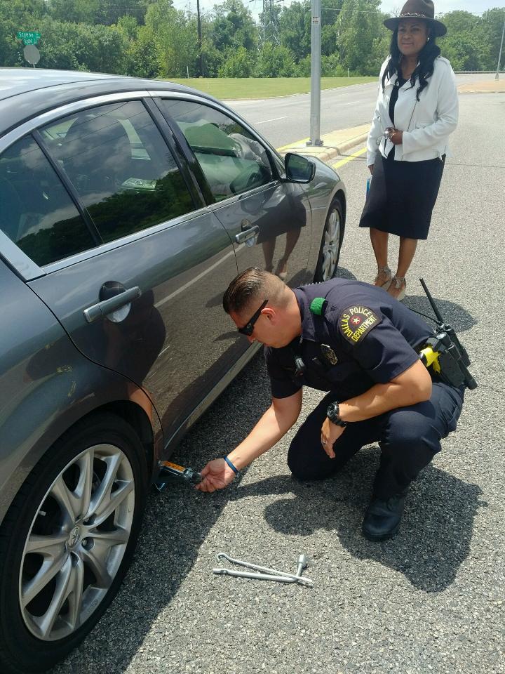 DPDSENPO's tweet photo. Npos providing road side assistance #BeatTheHeat #community #changingtire  @ChiefHaleDPD @MaxDPD @DPDWalls https://t.co/h5ZORWjexo