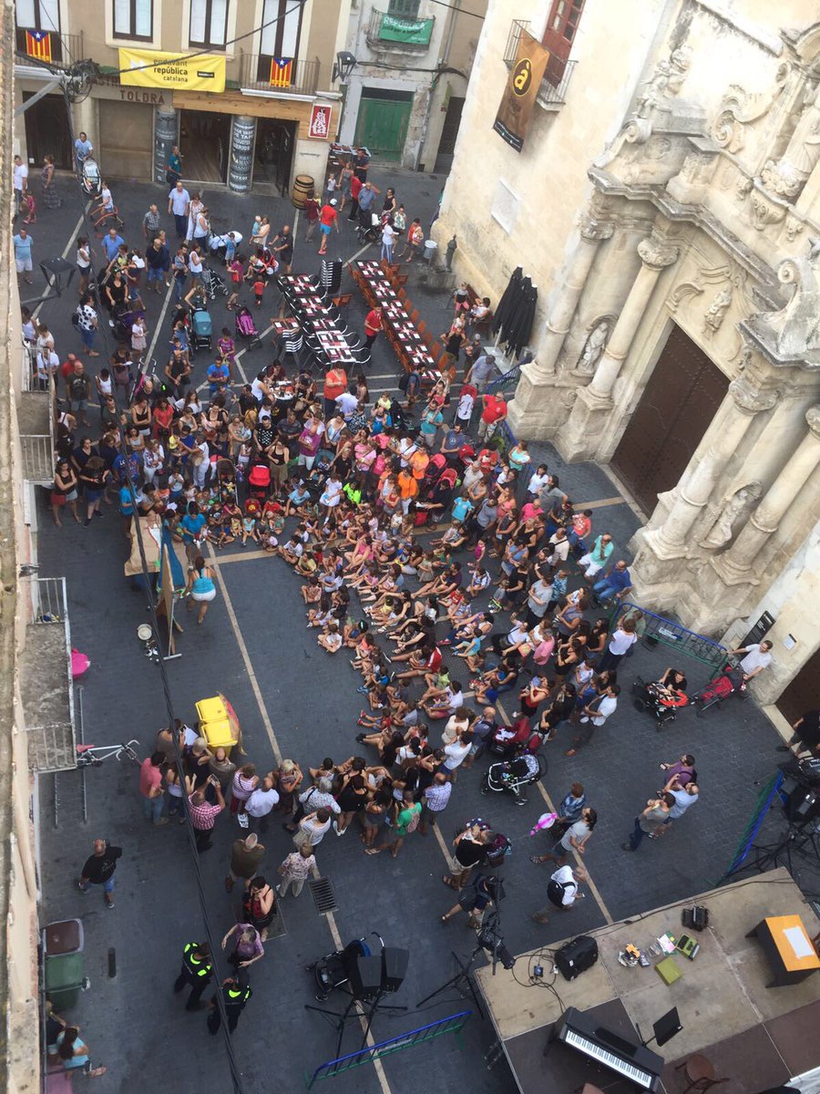 BALLdePANDEROS's tweet photo. Aquesta tarda hem explicat l conte "M'agrada el soroll". Moltes gràcies a totes les persones que han vingut! 😃👏🏼 #mouelpandero #femlagrossa https://t.co/OhFHcneRiN
