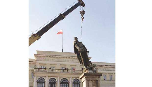 GulfTimes_QATAR's tweet photo. #Russia threatens #Poles on #Sovietmonuments  https://t.co/xCCLqypMUZ https://t.co/w77fhxgkYo