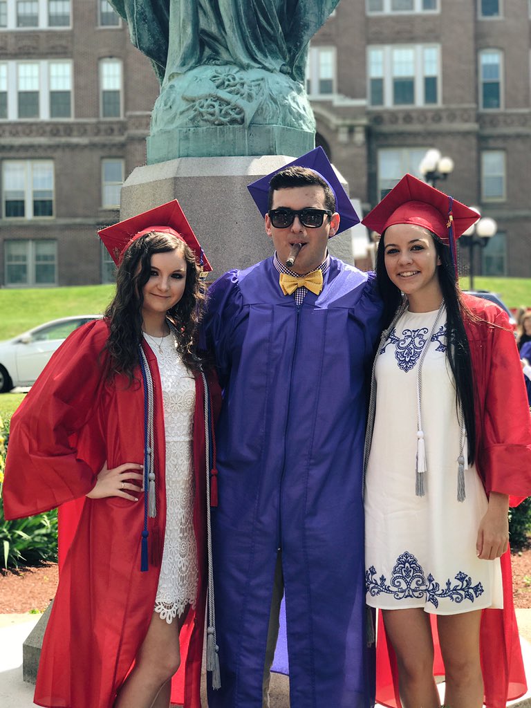 Hannatousignant's tweet photo. Happy birthday to the drama king himself @JaredWhalen2 thanks for giving me your crown luv ya #elon https://t.co/8vwMWyjPC4