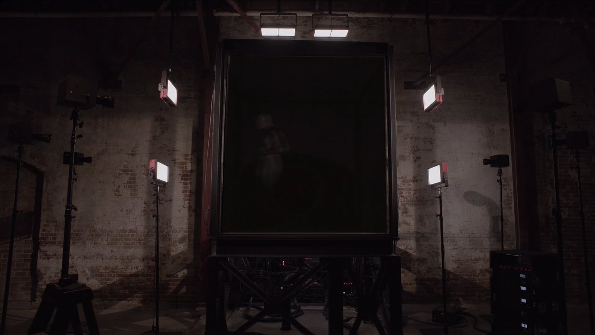 Scream_Shots's tweet photo. Twin Peaks (S3, Ep1): A ghostly figure appears in a curious box. #screamshot #horror #screenshot https://t.co/jRQmYqBk1Y
