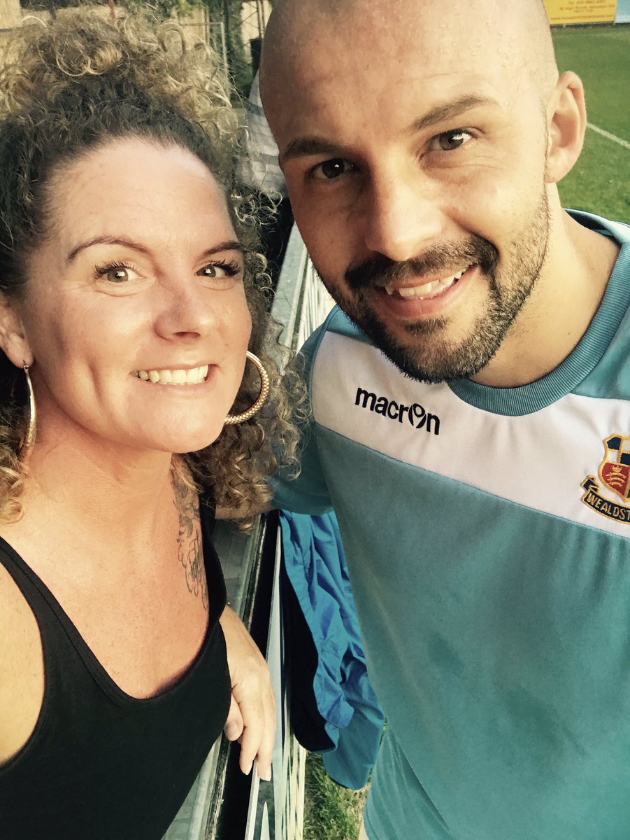 MGlassup's tweet photo. Thanks fir the selfie ππ@DavidJHunt #beaversvstones #exbee #girlswholovefootball https://t.co/2f7I1PPOua