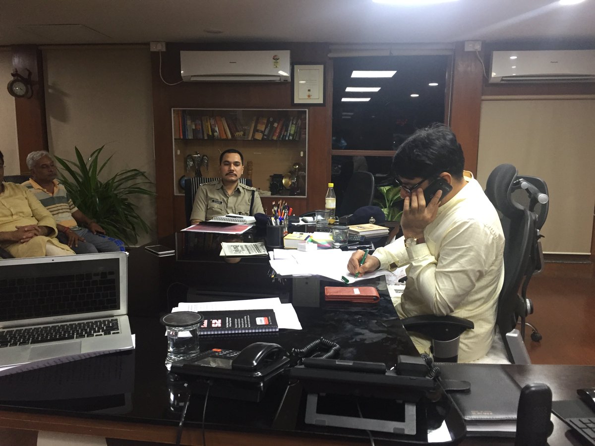 ChaudhryShankar's tweet photo. Met various officials at Palanpur and reviewed the roadmap for tomorrow's rescue and relief work. https://t.co/gvQPALsZiG