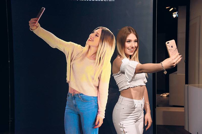 Tagesspiegel's tweet photo. #Influencer-Marketing: das lukrativste Hobby der Welt. https://t.co/cyF7DkD3M9 https://t.co/PdwpE6gc4v