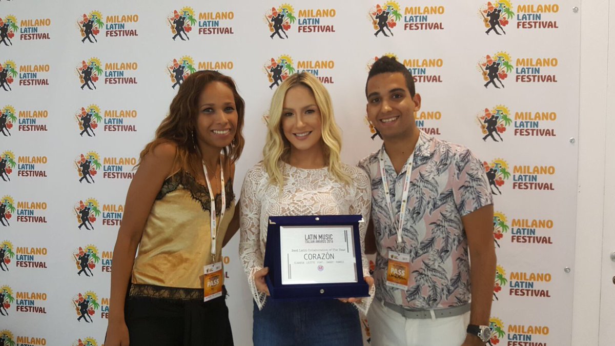 latinmusic01's tweet photo. Consegna del premio "Best Latin Collaboration of The Year" a @ClaudiaLeitte vinto ai @LatinMIAs 2016 #LMIA2016 😍 https://t.co/8q5u7ZsFj8