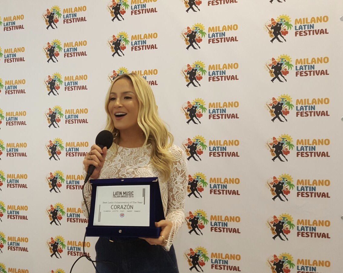 latinmusic01's tweet photo. Consegna del premio "Best Latin Collaboration of The Year" a @ClaudiaLeitte vinto ai @LatinMIAs 2016 #LMIA2016 😍 https://t.co/8q5u7ZsFj8
