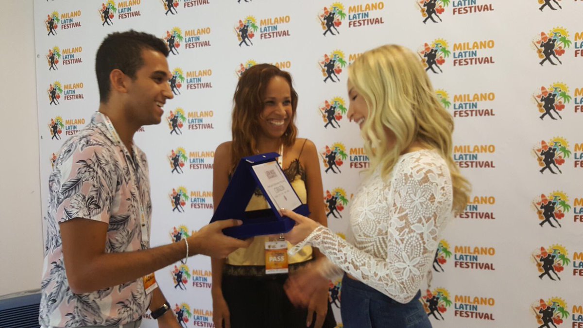 latinmusic01's tweet photo. Consegna del premio "Best Latin Collaboration of The Year" a @ClaudiaLeitte vinto ai @LatinMIAs 2016 #LMIA2016 😍 https://t.co/8q5u7ZsFj8