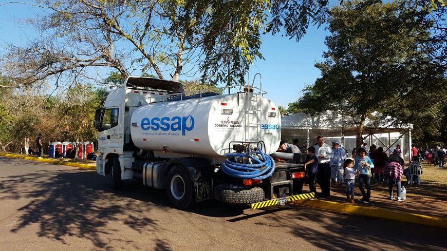 msaludpy's tweet photo. Apoyo de #ESSAP para provisión de agua durante atenciones de #IMAHelps https://t.co/EAJTl5h7fl https://t.co/P2WfPmxQrq