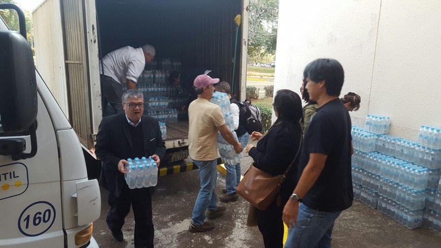 msaludpy's tweet photo. Apoyo de #ESSAP para provisión de agua durante atenciones de #IMAHelps https://t.co/EAJTl5h7fl https://t.co/P2WfPmxQrq
