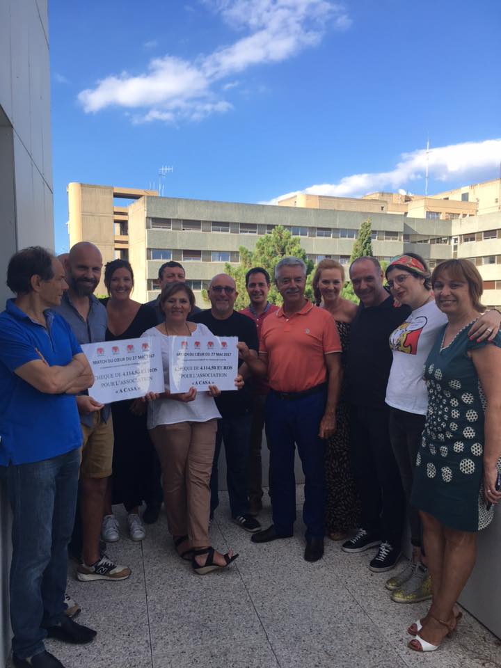 GantsCoeur's tweet photo. Remise du chèque à l'association " a casa " de bastia par le représentant des gants du cœur      4151 €  🤩👏👼 https://t.co/EibruJRLUB