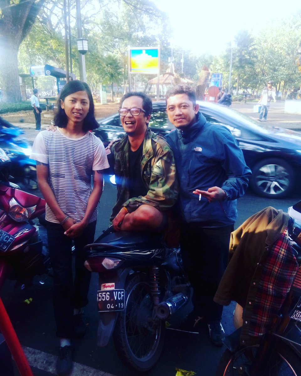 jerithati's tweet photo. pendak sareng ketum VIKING PERSIB CLUB kang herru djoko..
silaturahmi...sosok yang tenang 
silaturahmi https://t.co/9K3UecdnGc