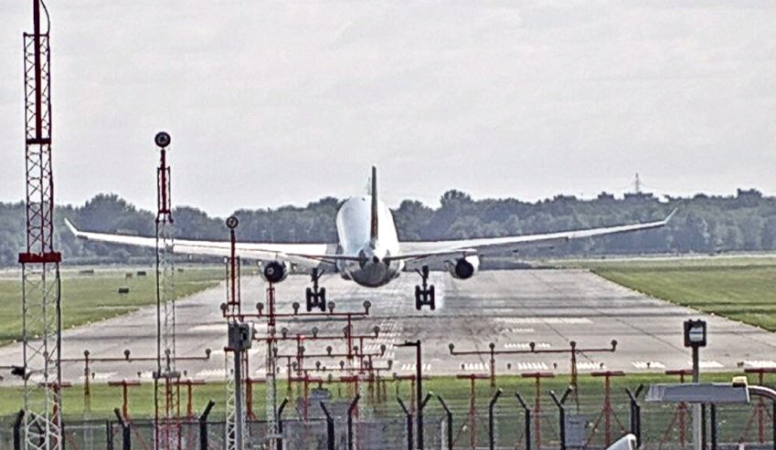 AirportWebcams's tweet photo. Air Canada #AC833 Brussels-Montreal (A330 C-GFAF) just in to YUL 4h30 late due to a medical diversion to Keflavik - https://t.co/xM9A2FEYlN https://t.co/aLNV9Ykb0i