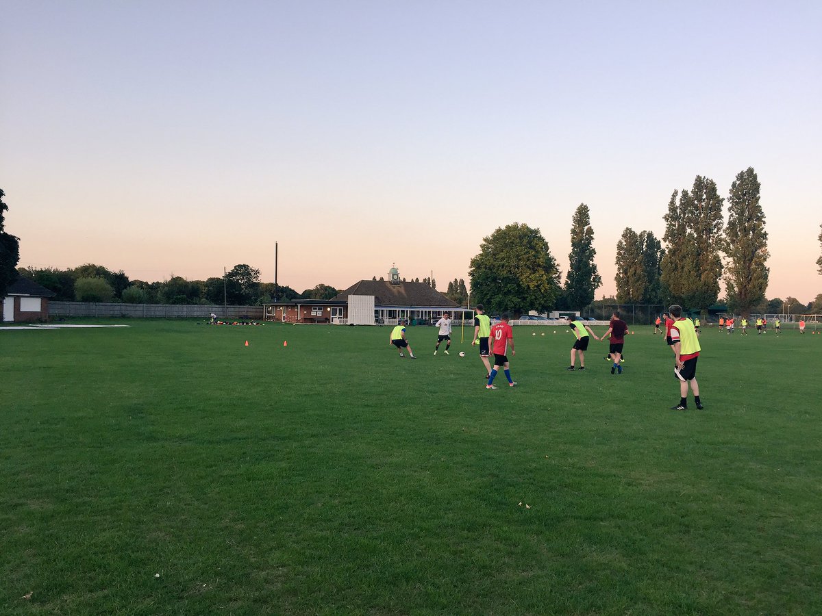 IbisEaglesAFC's tweet photo. ⚽️☀️Decent turnout tonight for the 2nd Tuesday training of the summer! Same time next week... #chiswick #football #sal #ibiseagles ☀️⚽️ https://t.co/kkpYJqEVaL