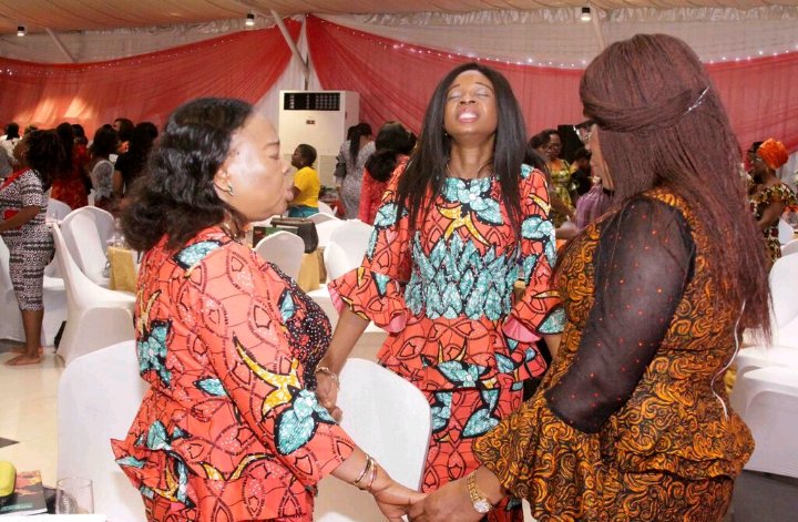 BidemiMarkMordi's tweet photo. We hold each other up in prayers because we know the strength in running together. #SistaPower #10thROTH #ROTH2017 #RunWomanRun https://t.co/bPhy67x8rg
