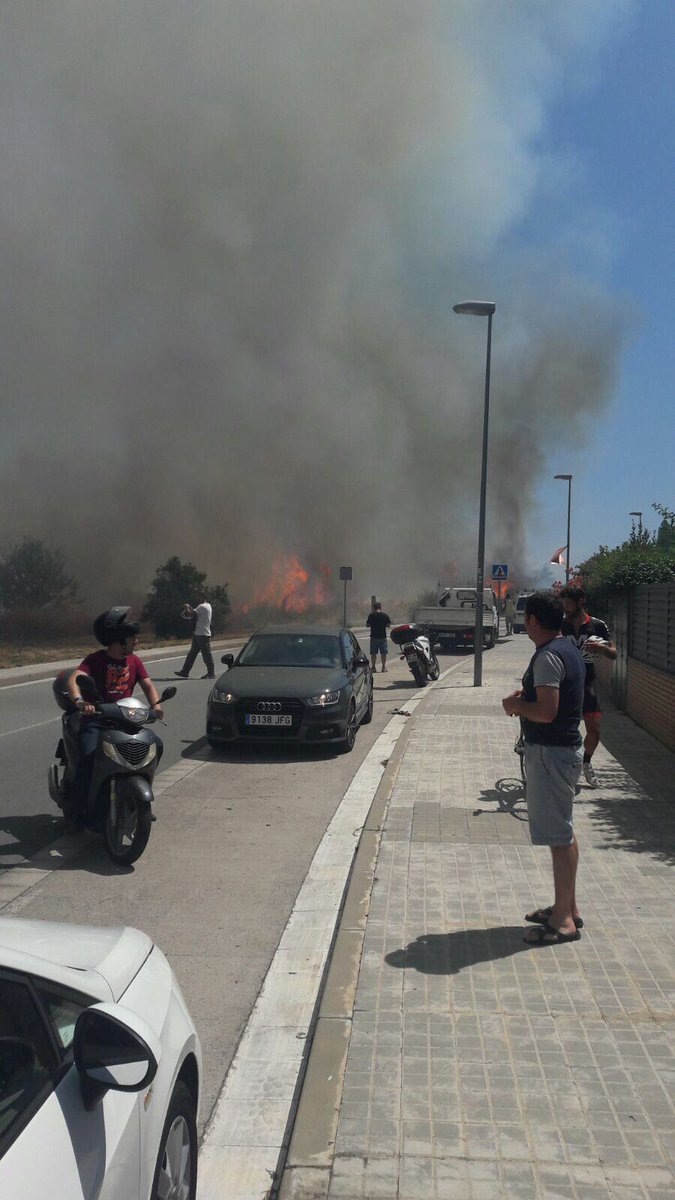linacabrils's tweet photo. Incendi a #CabrilsAra, prop de les cases de #CanTosca que no han estat afectades gràcies a la feina que fa la # brigadmunicipal tot lany https://t.co/gqXx9PjD00