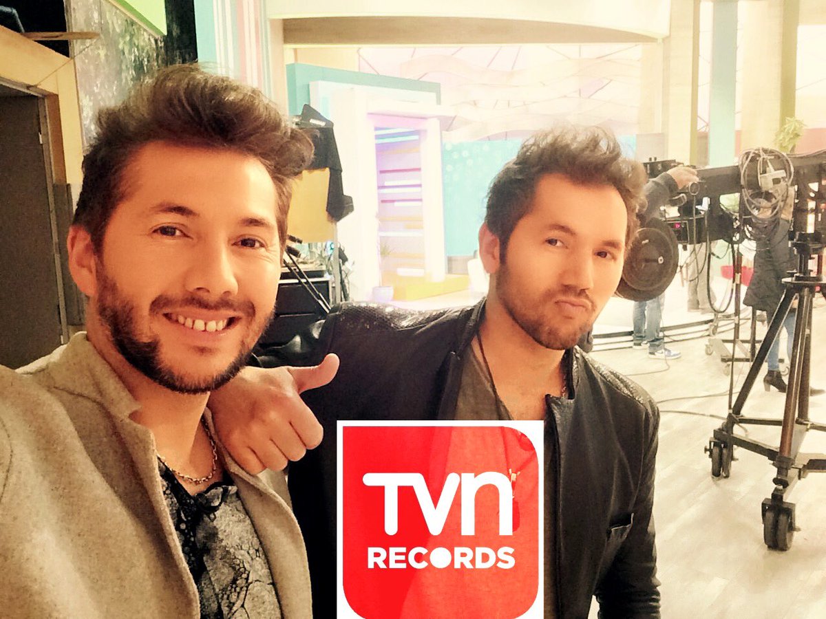 Ayer en el <a href="/conecta2tvchile/">Conectados TvChile</a> presentando nuestro single #eslamanera por la pantallas de <a href="/TVN/">TVN</a>  <a href="/TVNRecords/">TVN Records</a>
