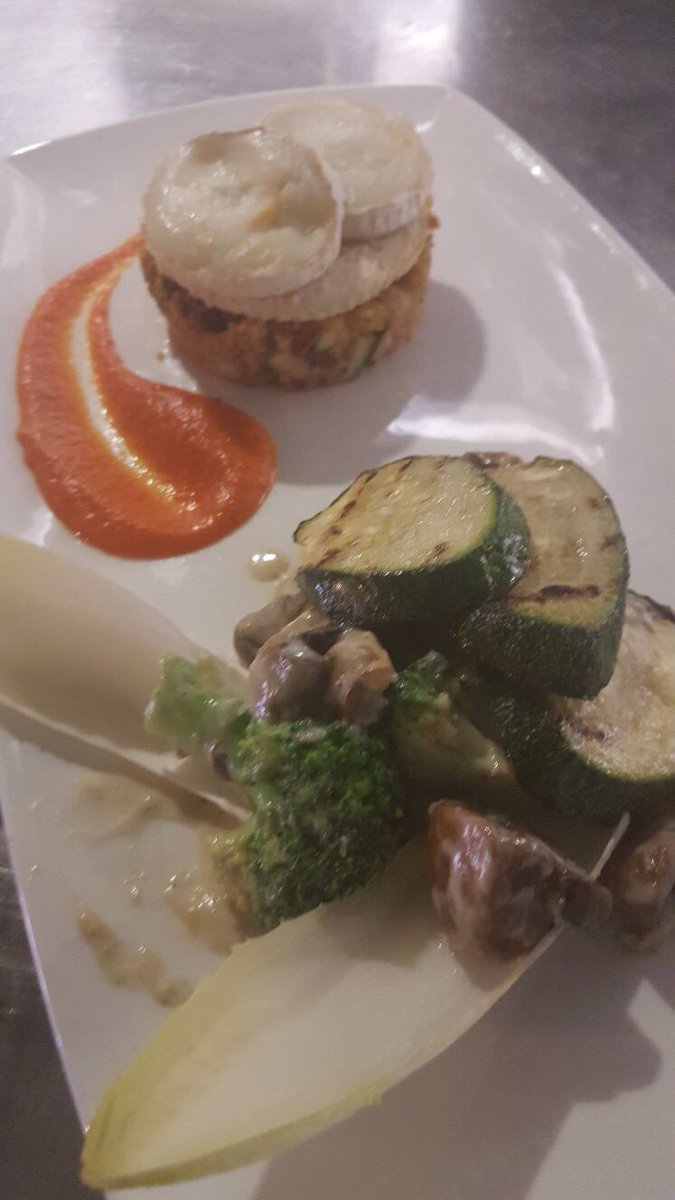 Vega hoofdgerecht couscous met crostini en geitenkaas, tomatencreme en groentjes. #eten en #genieten bij <a href="/dekluisvenlo/">Peter Bouman</a>