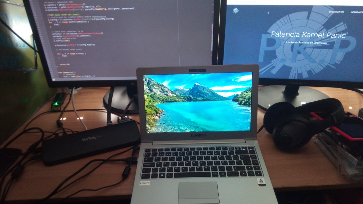 maxpowel's tweet photo. Ya tengo el @SlimbookEs pro listo. Con el dock para tener 3 pantallas es un pepino. Por fin un buen portátil para Linux y además bonito! https://t.co/jGuNIxv0KA