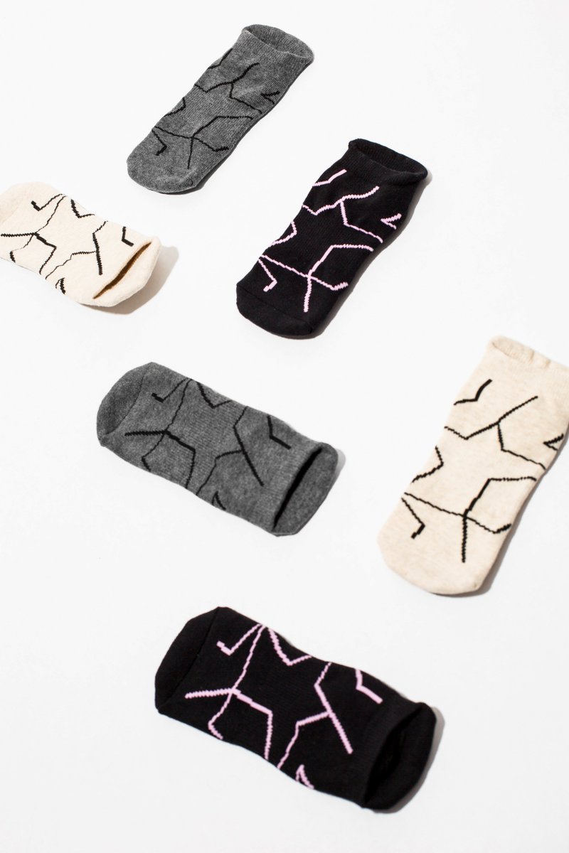 PointeStudio_'s tweet image. Our Dara socks have all the grip you need. #gripsocks #pointestudio #fitness

Shop Now: pointestudio.com/products/dara-…
