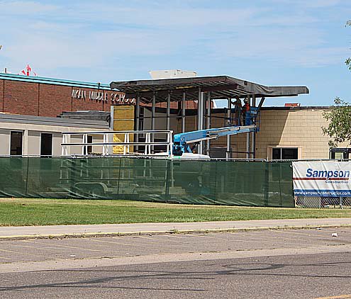 With school weeks away, crews worked the weekend to ready Vikan Middle School: entryway roof &amp; new classroom wing. localcolormag.com/images/DailyPo…