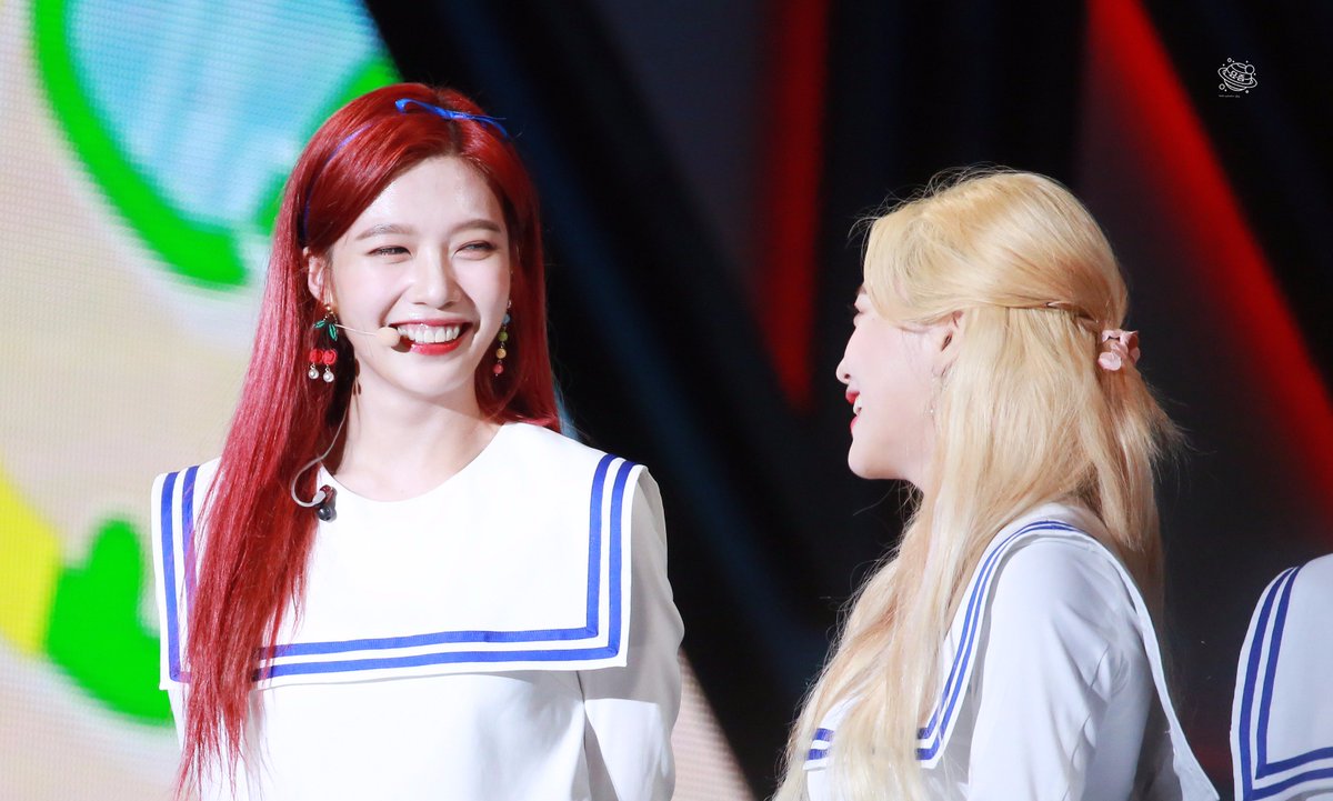 yojeum4242's tweet photo. 170724 울산 썸머 페스티벌 음악중심 #레드벨벳 #조이 #예리 https://t.co/ExjUMuDxou