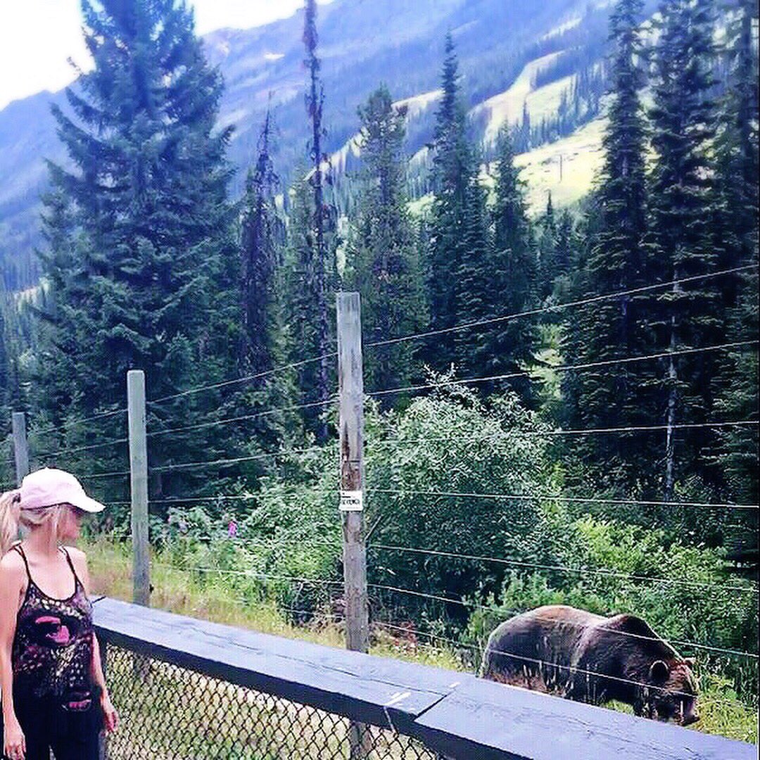 madisonkirkland's tweet photo. Meeting #boothebear was unBEARlievable!!!! ๐ป๐จ๐ฆ #kickinghorse #bearrefuge https://t.co/gjZKjk4Puz