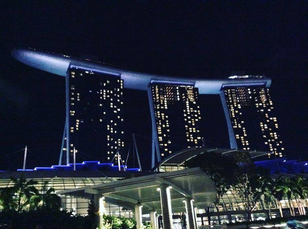 GreenTravelQn's tweet photo. #TheNightView 🌃 #Singapore #MarinaBaySands #TravelArchitecture #LoveThisBuilding 💛 #AsiaTravel https://t.co/Rk5AyrgrLm https://t.co/h1f1MjDCLA
