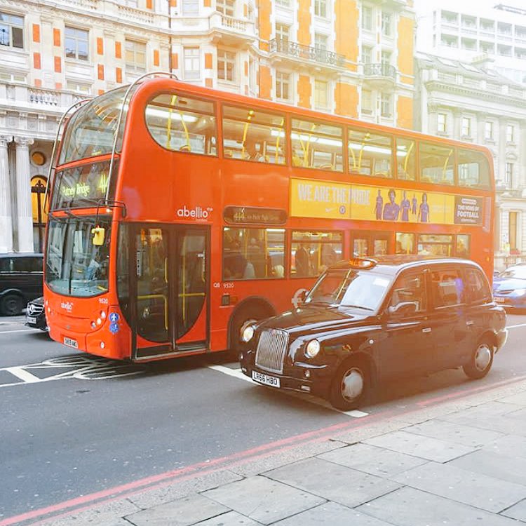 #london🇬🇧 vibes 😎 

#londoncity #knightbridge #city #metropoli #citylights
