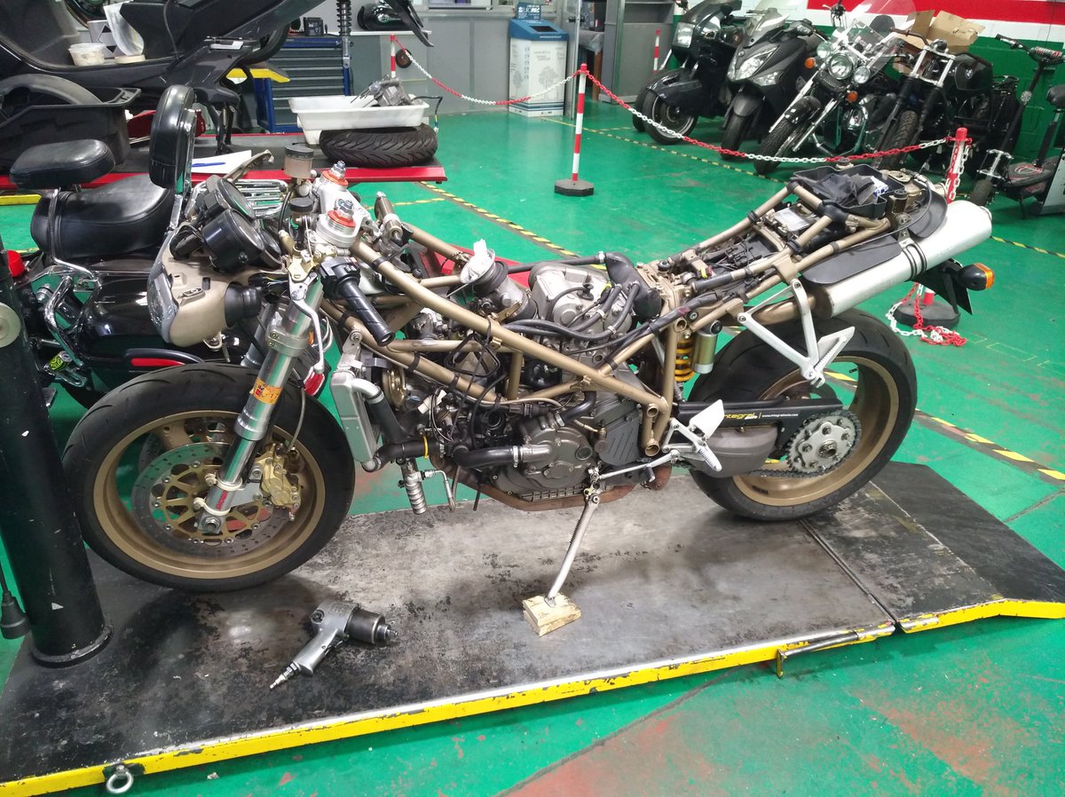 Personalizacion <a href="/DucatiMotor/">Ducati</a> #748 "EL ANTES" #rojo #motorcycle #personalization