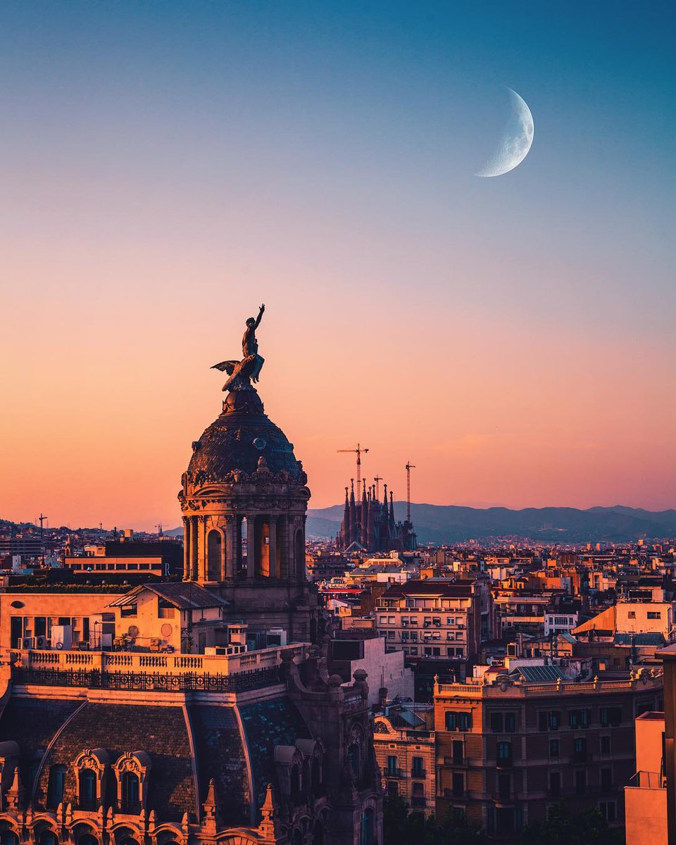 #Barcelona sunsets are magic, aren’t they? 🌃❤️ 

Beautiful pic by ©flordefum