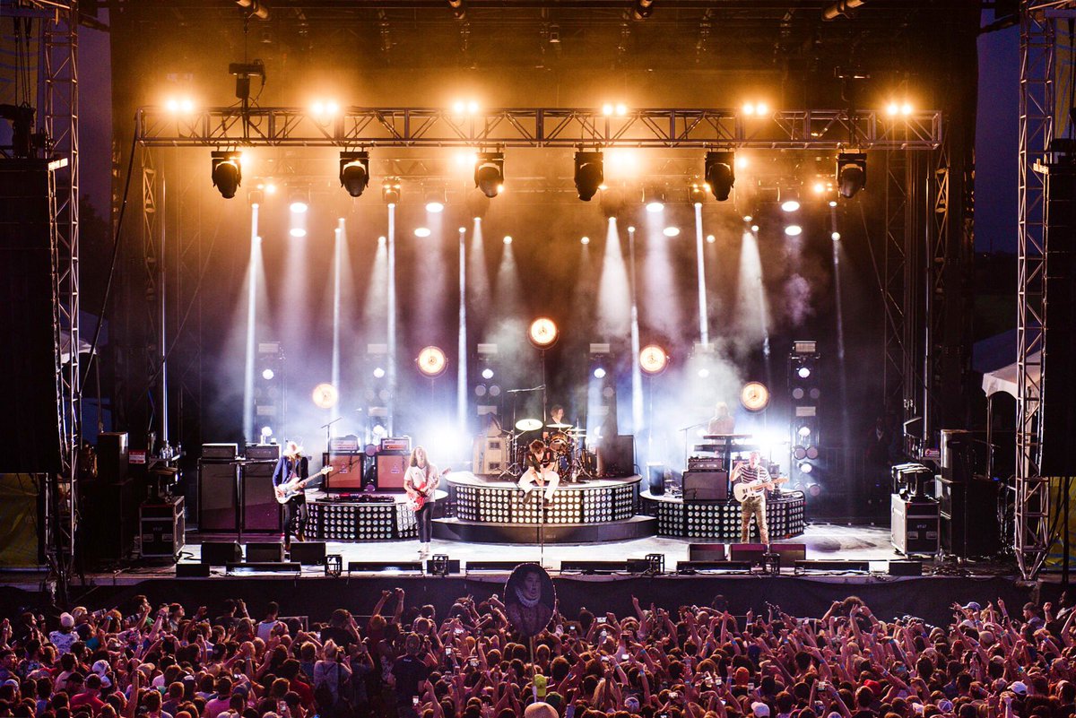 Cannot get over how amazing <a href="/CageTheElephant/">Cage The Elephant</a> was at <a href="/FloatFest/">Float Fest Presents</a> 👏🏻👏🏻👏🏻
