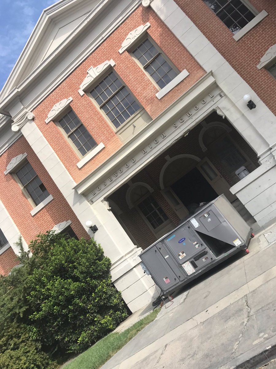 courtneygrim4's tweet photo. Very jealous that my sister is in Cali rn 😭😭#PLLset @kyleighgrim https://t.co/gQtWF2AAbb