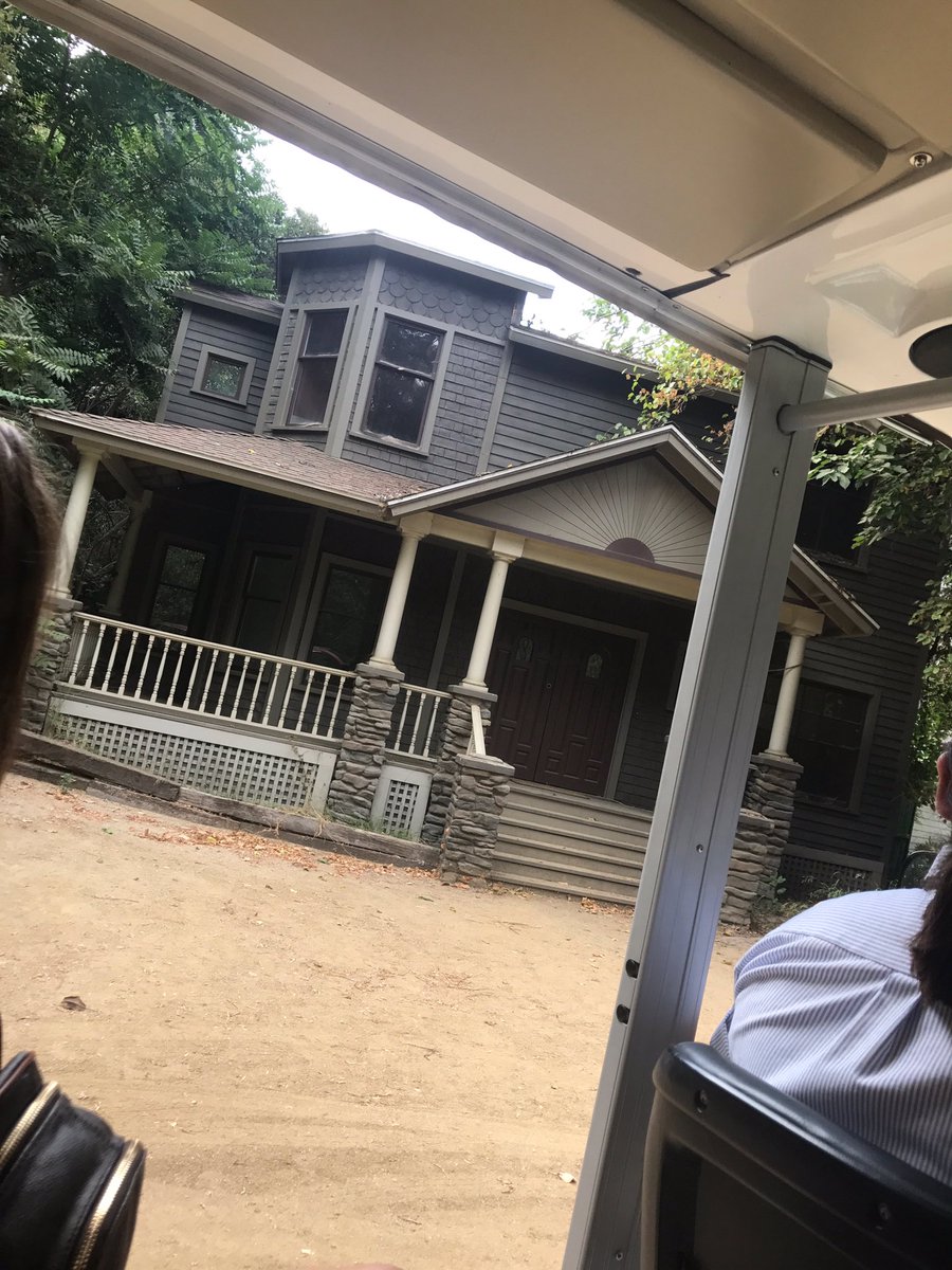 courtneygrim4's tweet photo. Very jealous that my sister is in Cali rn 😭😭#PLLset @kyleighgrim https://t.co/gQtWF2AAbb