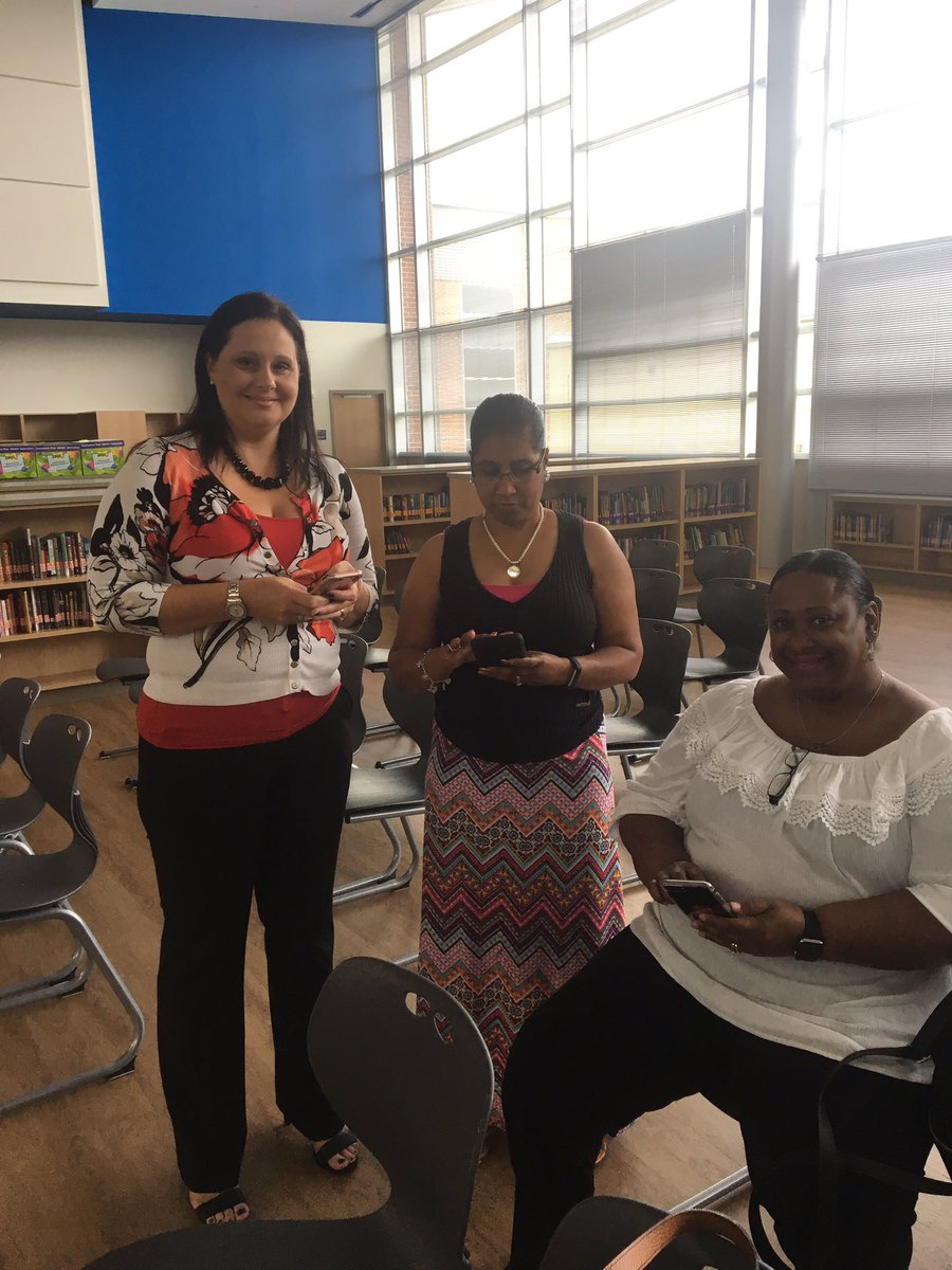 SweetyTechy's tweet image. These ladies are making it click today. #DISDTechnology