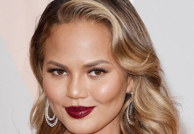 einsider's tweet photo. It's Drugstore Beauty Week at E! Style Collective! Follow https://t.co/mAdcaSe8zH all week long for drugstore beauty tips and tricks 🙌💄 https://t.co/B610JV2Vmm