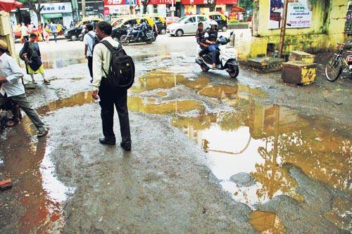 Afternoon_News's tweet photo. It's #raining #potholes in #MumbaiCity https://t.co/FmepaVcXrr #Monsoon2017 #BMC #Richest #CivicBody #Roads #InfrastructureConcern @ShivSena https://t.co/j0FKGDQd1N