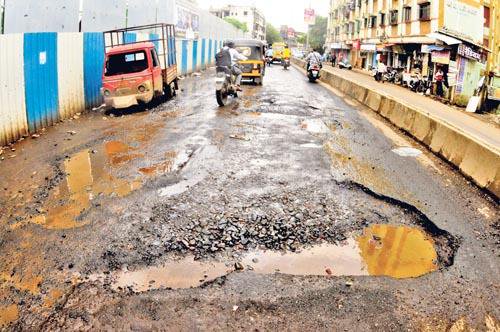 Afternoon_News's tweet photo. It's #raining #potholes in #MumbaiCity https://t.co/FmepaVcXrr #Monsoon2017 #BMC #Richest #CivicBody #Roads #InfrastructureConcern @ShivSena https://t.co/j0FKGDQd1N