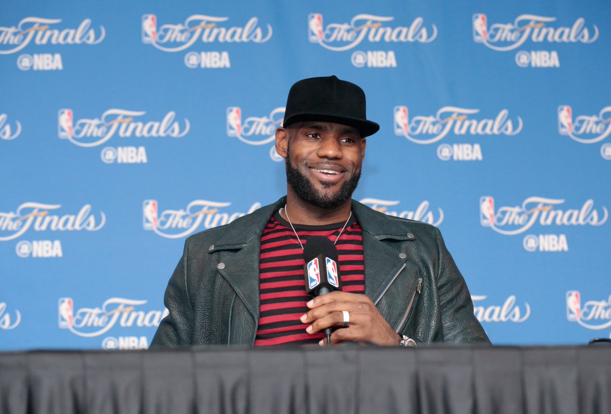 BleacherReport's tweet photo. LeBron invested less than $1M in Blaze Pizza in 2012, now his share is worth upwards of $25M, per @darrenrovell https://t.co/0x9KvIkrAh https://t.co/0gj6XTq9Am