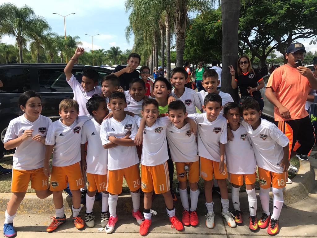 ilesalgado's tweet photo. #Granequipo #Mejoresamigos #Ganamos #HoustonDynamoMX ⚽🍊 #CopaChivas2017 https://t.co/kjvPam03m5