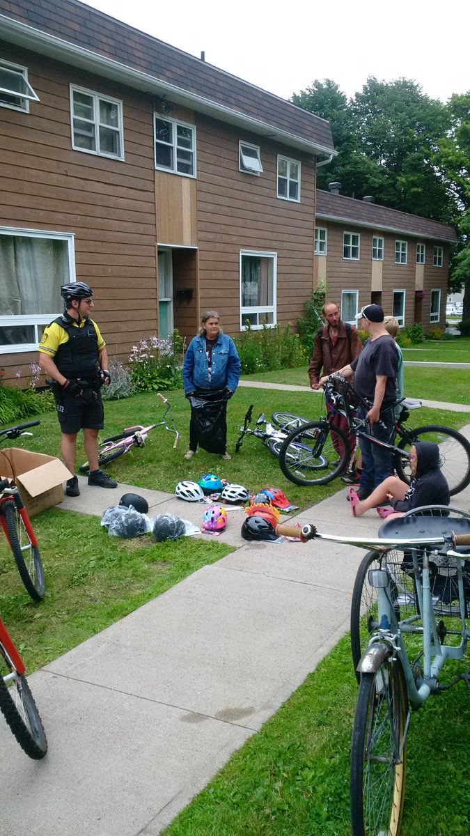 SJPF_CRU's tweet image. Helmet distribution and fitting #SafetyFirst #SocialDevelopement #communitypolicing