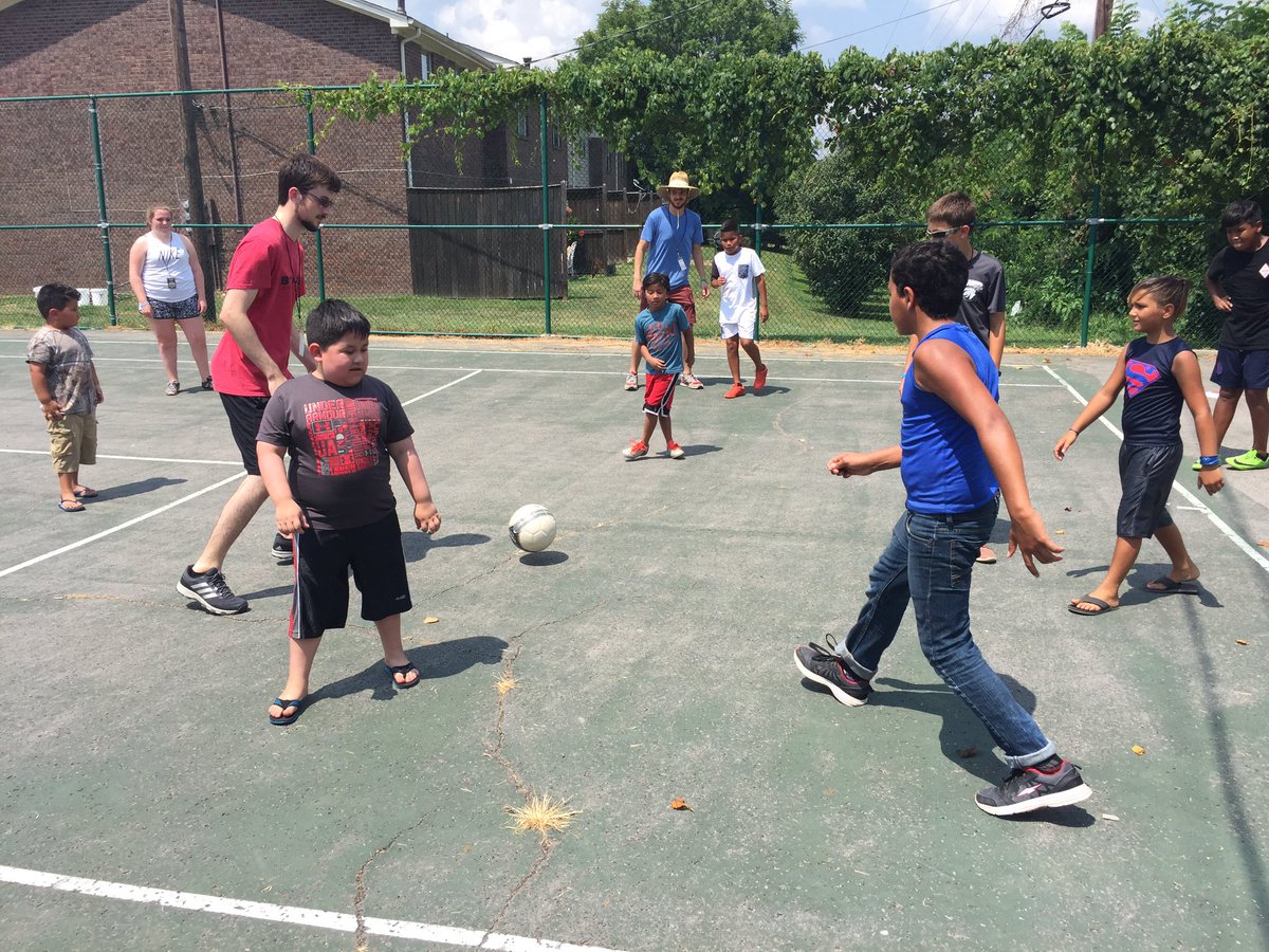 SLAM_Missions's tweet photo. We have over 75 students serving refugees, kids, families, the elderly and homeless in Nashville, TN and Raleigh, NC this week! Praise God! https://t.co/LJh7kcNisL