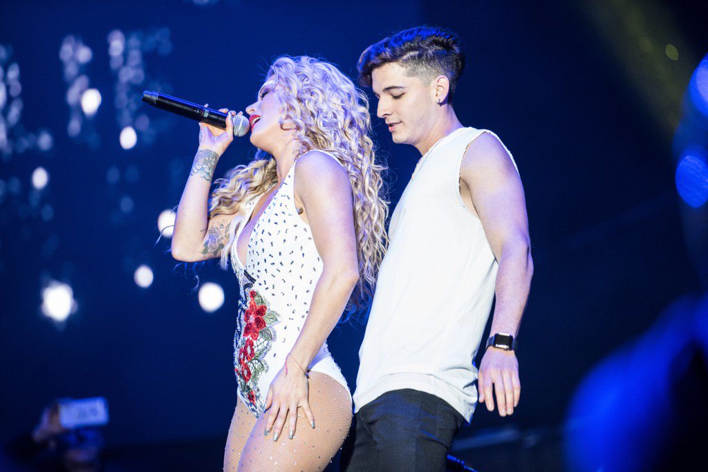 Ponle título a esta foto 😂 #VolverteAVer #JuntosEnConcierto <a href="/ShawMusica/">Leslie Shaw</a>