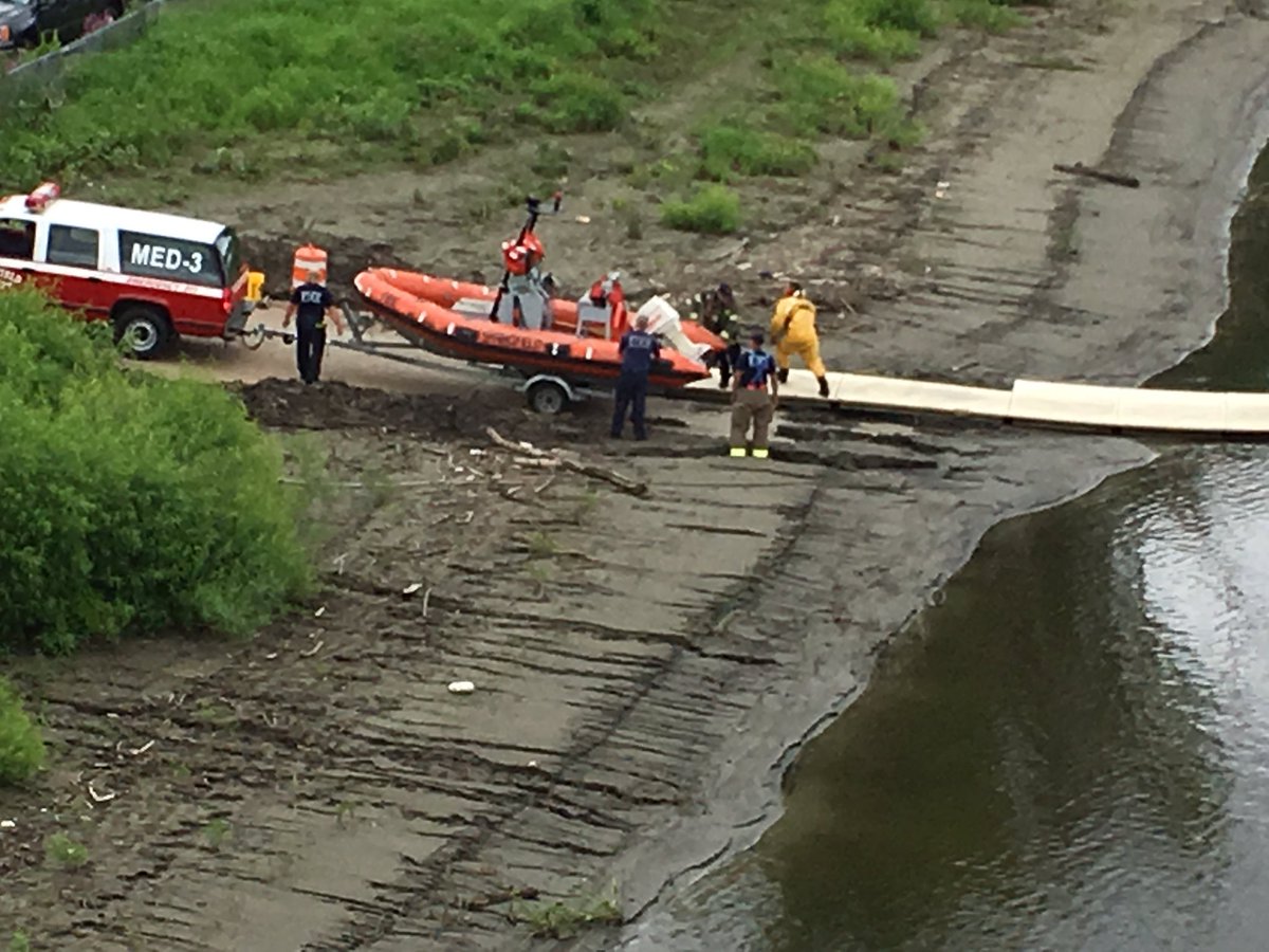 newspix100's tweet photo. Springfield fire looks to launch rescue boat from north end ramp after report of body in river near south end. #westernma https://t.co/1CXi7UpQhn