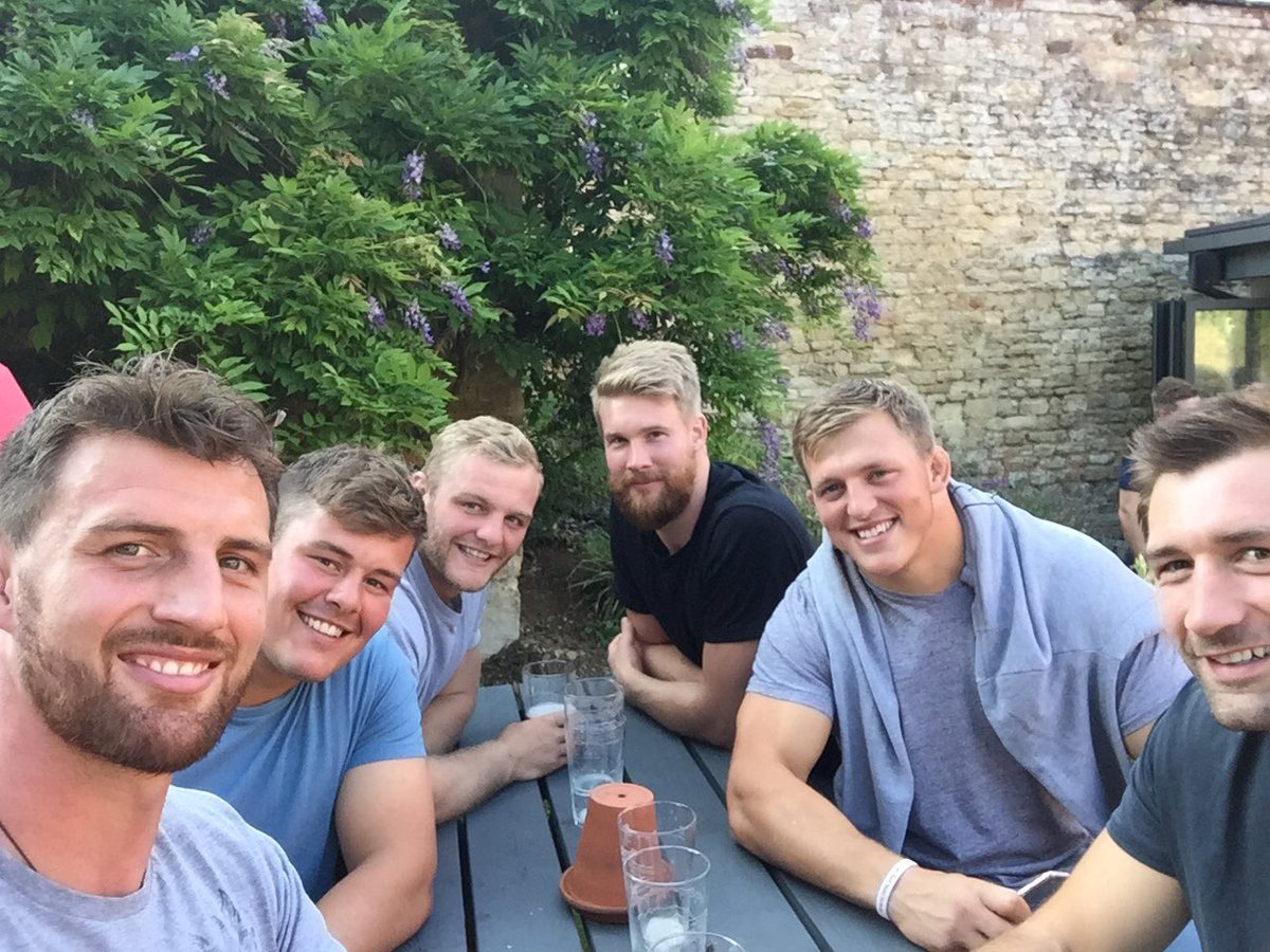 Lads enjoying a few well earned beers @185WatlingSt after a couple days of graft #preseason #everybodyloveeverybody