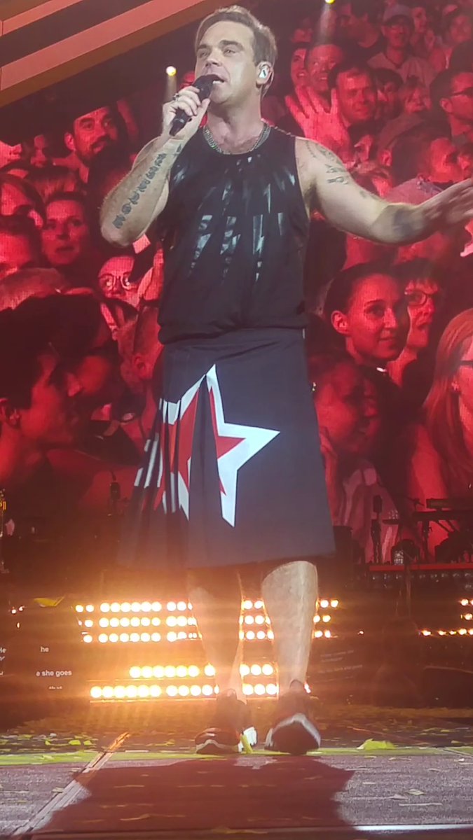 michaldebi1's tweet photo. @robbiewilliams munich 22/7/17 #robbiewilliams #tour2017 #theheavyentertainmentshowtour #theheavyentertainmentshowtour2017  #RobbieLive https://t.co/8yRDqb7Yr1