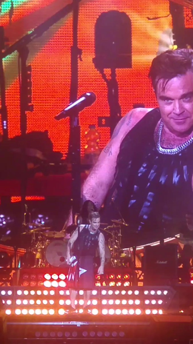 michaldebi1's tweet photo. @robbiewilliams munich 22/7/17 #robbiewilliams #tour2017 #theheavyentertainmentshowtour #theheavyentertainmentshowtour2017  #RobbieLive https://t.co/8yRDqb7Yr1