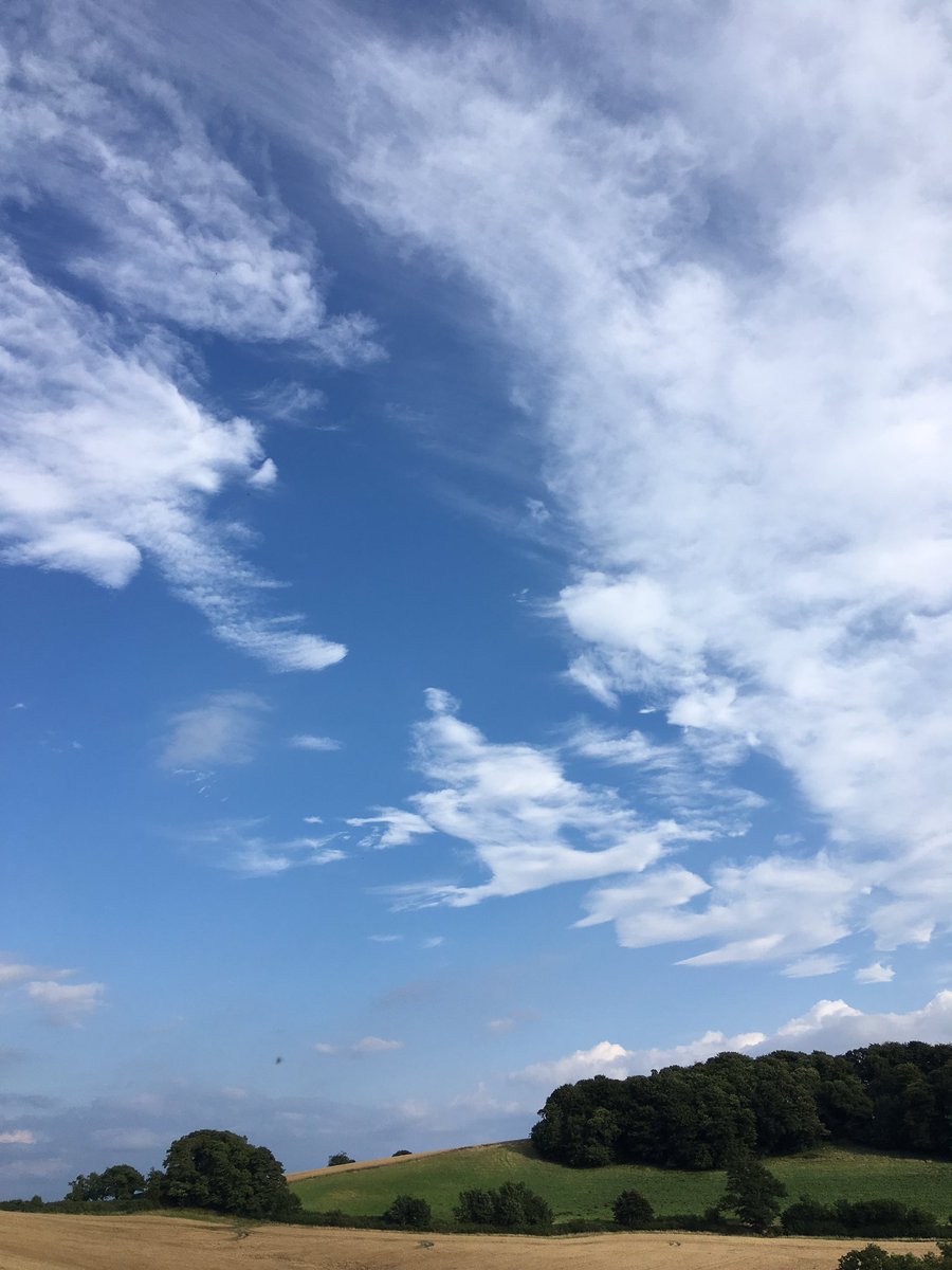 jocaliadesign's tweet photo. Amazing clouds this evening #clouds #devonskies #TravelTuesday #Devon https://t.co/Lkr8PxDXzl