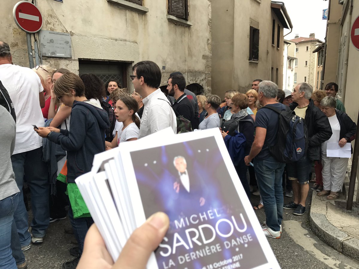 voyelleLyon's tweet photo. Ce soir, the last one pour #Vienne @michelsardou pour @Eldoconcerts #promotion #streetmarketing #diffusion #flyage https://t.co/pcFDYWIj7N