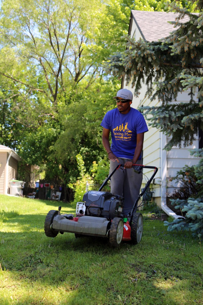 BriggsCareers's tweet photo. MISSION COMPLETE: Rodney Smith Jr. wraps up 50 States, 50 Lawns tour. #YouPowered #BriggsandStratton
https://t.co/HNJQaMc5g9 https://t.co/y6ya8PjBmr