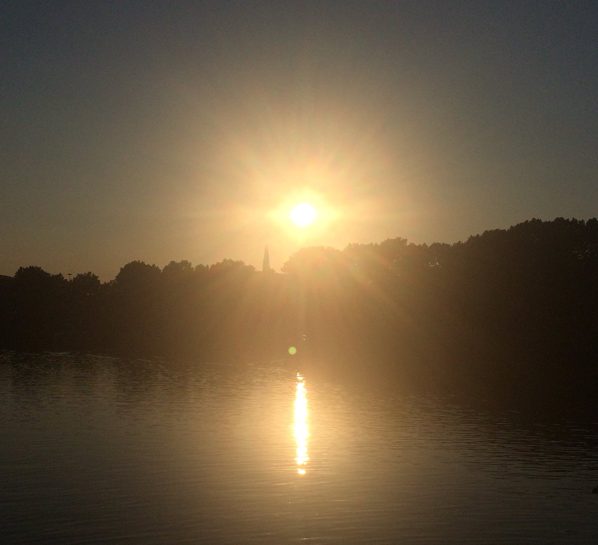 RebeccaHawkes2's tweet photo. What a gorgeous evening! #eveningruns #shardviews #surreyquays #summernights #londonlife https://t.co/Ig3KkereNZ